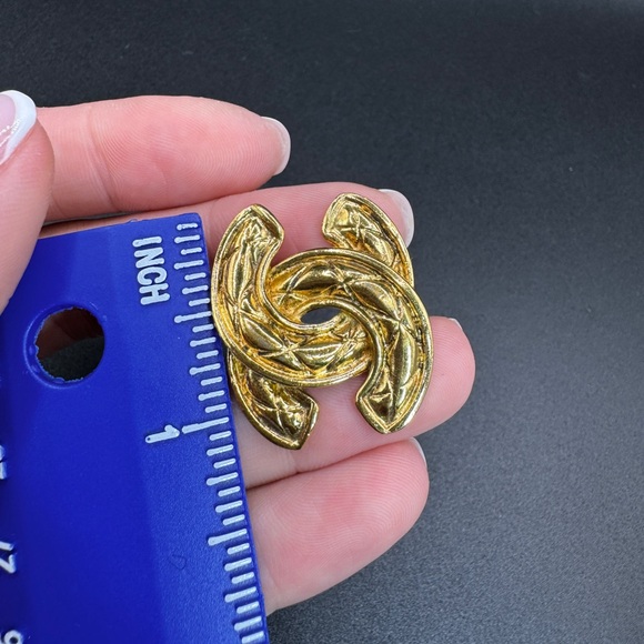 LOT 1492 24K gold plated CHANEL vintage matelasse CC JUMBO clip on earrings - Picture 12 of 15